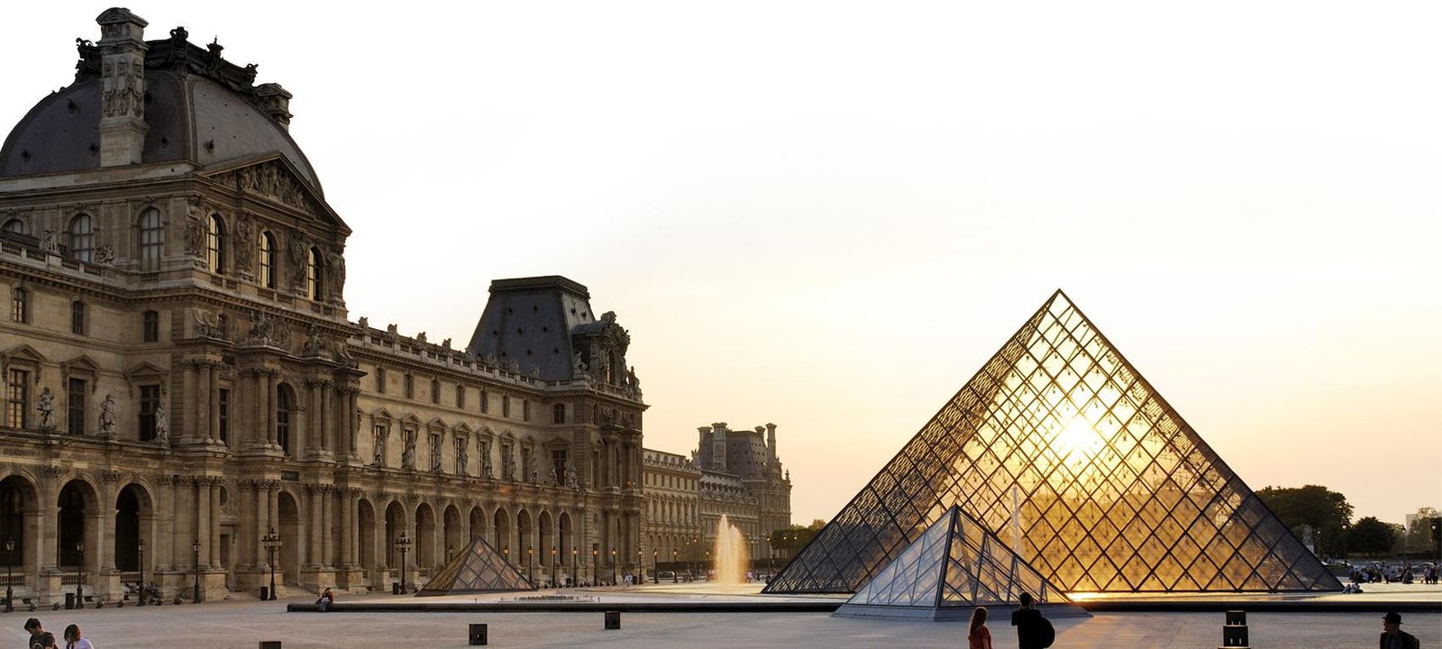 Bảo tàng Louvre nổi tiếng tại Paris, Pháp