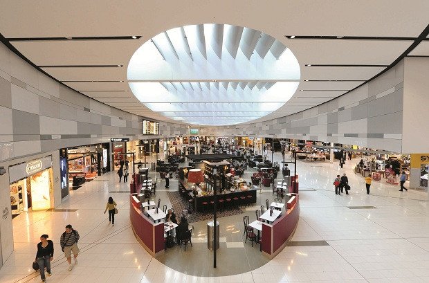 Bên trong nhà ga sân bay quốc tế Sydney, Úc với hành khách đang làm thủ tục. Lưu ý quy định nhập cảnh Úc