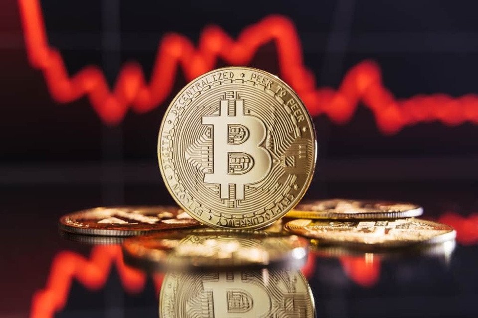 Biểu đồ giá Bitcoin thể hiện sự sụt giảm mạnh, chạm mốc dưới 80.000 USD bằng bao nhiêu tiền Việt Nam