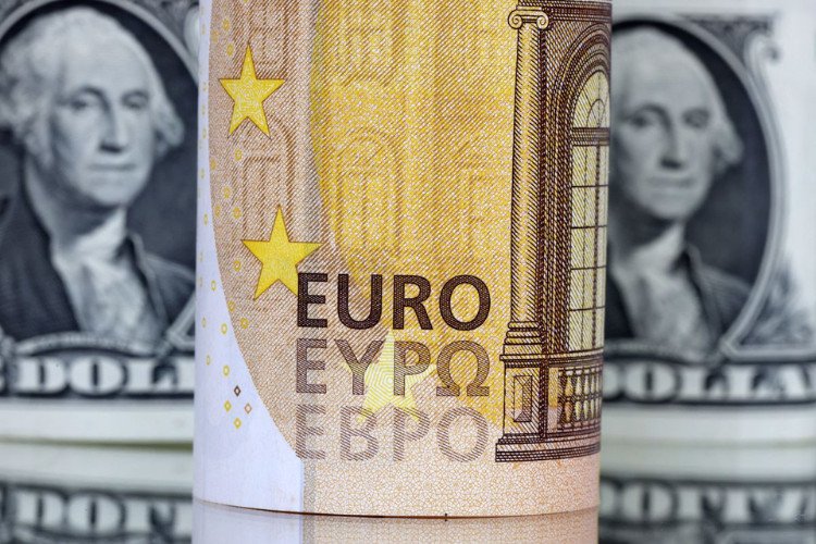 Biểu tượng đồng Euro và các lá cờ châu Âu, thể hiện sức mạnh tiền tệ