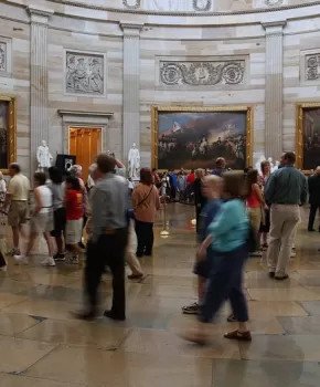 Các đoàn khách tham quan tại Rotunda của Điện Capitol Hoa Kỳ