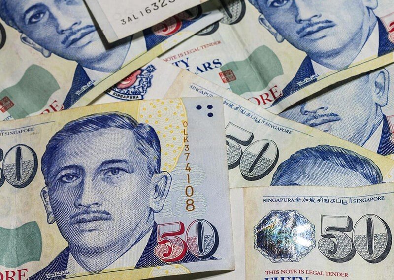 Các mệnh giá tiền giấy đô la Singapore được sử dụng phổ biến.