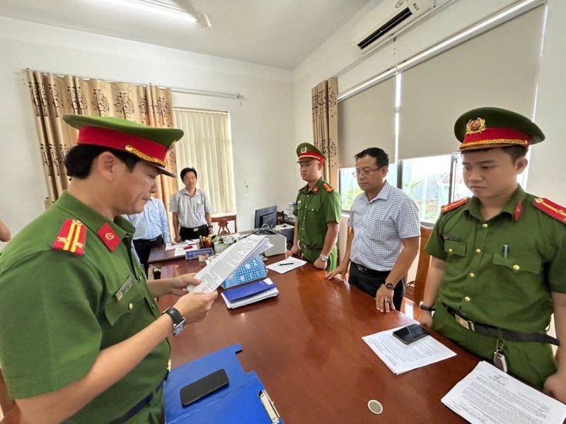 Cán bộ công an thi hành quyết định khởi tố bị can về tội vi phạm tái định cư tại Tam Kỳ