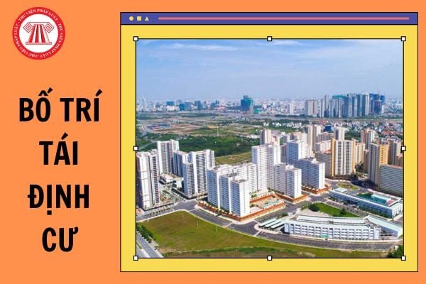 Cán bộ địa phương đang tư vấn chính sách tái định cư tại chỗ cho người dân bị ảnh hưởng bởi dự án