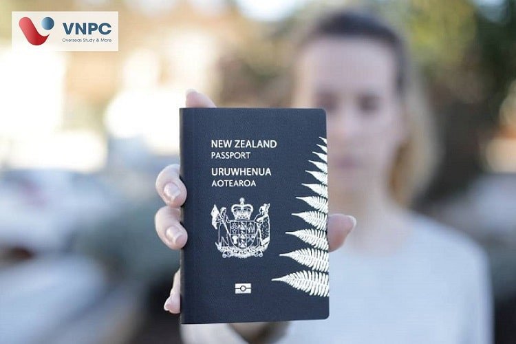 Cảnh quan núi non hùng vĩ và hồ nước trong xanh ở New Zealand