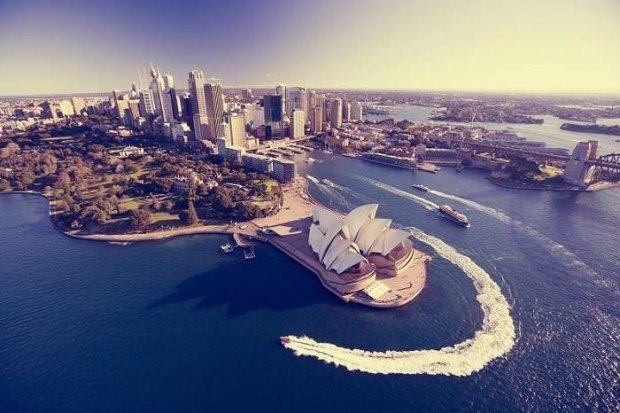 Cảnh quan thành phố Sydney của Úc nhìn từ trên cao, biểu tượng nhà hát Opera Sydney và cầu cảng. Hành trình bay đến Sydney từ Việt Nam
