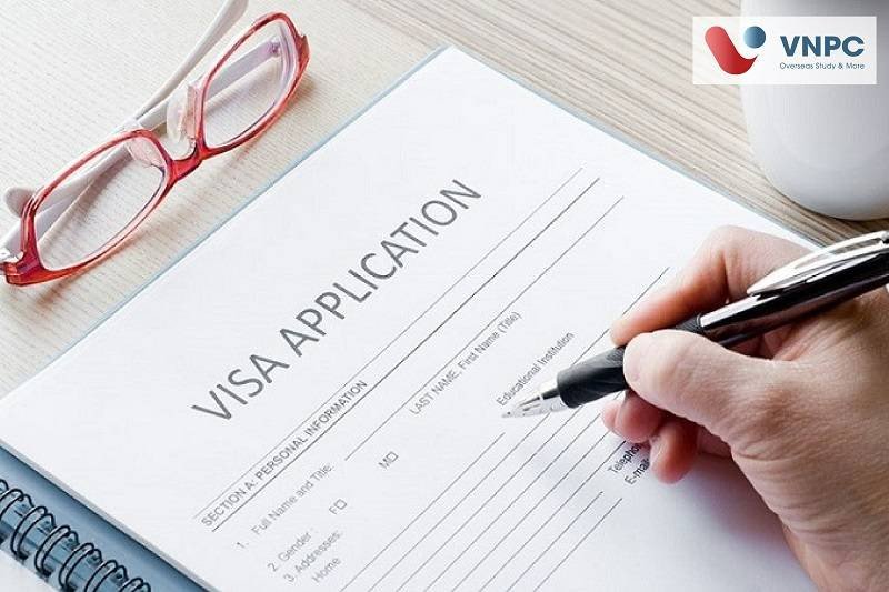 Cảnh tượng một gia đình hạnh phúc tại London, thể hiện sự đoàn tụ khi định cư Anh Quốc
