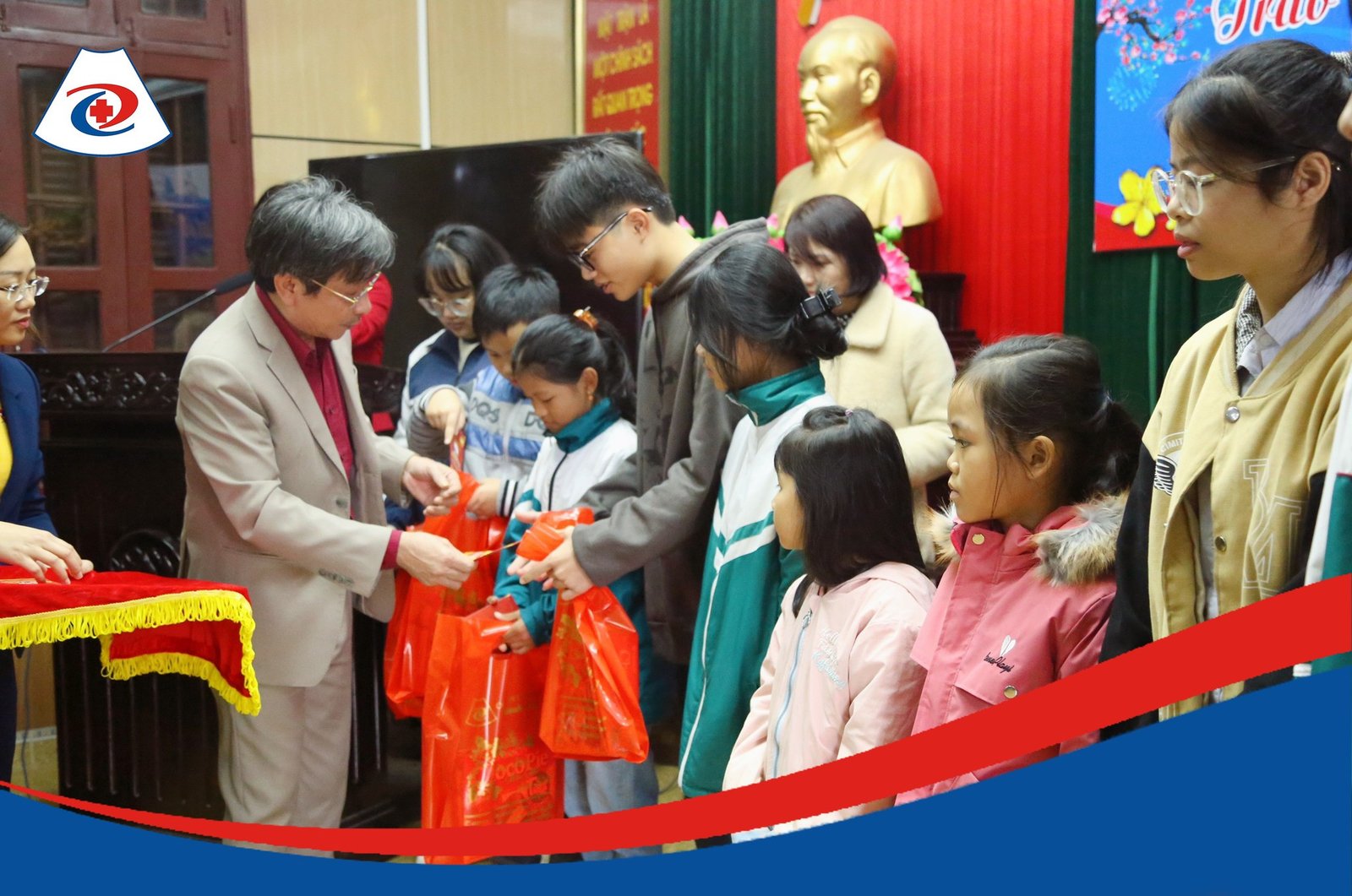 Chủ tịch Công ty CP Y Dược Đình Cự - Bác sĩ Phạm Văn Kháng trao quà cho các em nhỏ mồ côi tại Hải Hậu
