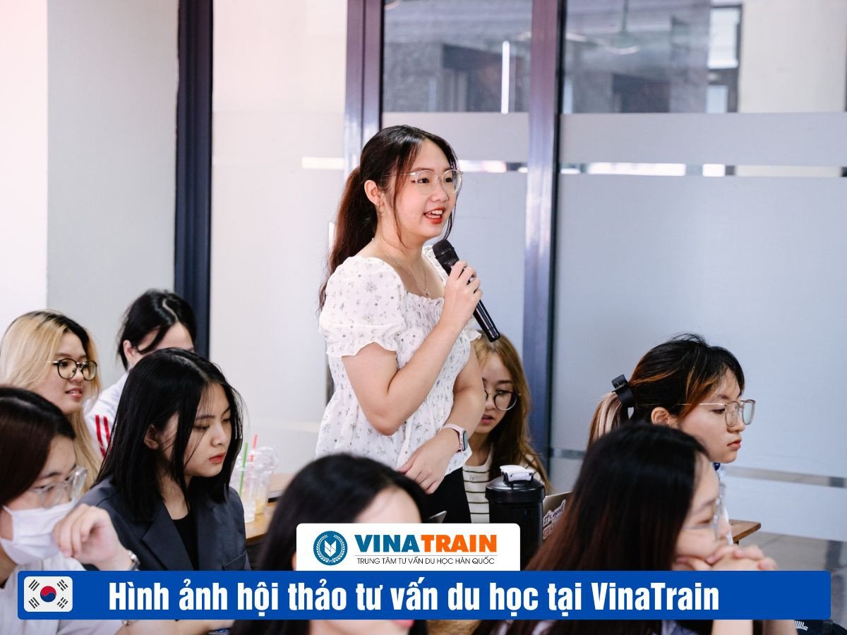 Chuyên viên thẩm mỹ tư vấn khách hàng về chăm sóc sắc đẹp tại Hàn Quốc