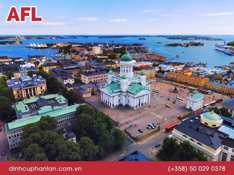 Cờ Phần Lan bay trên tòa nhà ở thủ đô Helsinki