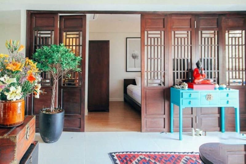 Cửa gỗ nhiều cánh và rường cột bằng gỗ, đặc trưng của kiến trúc nhà cổ Việt Nam