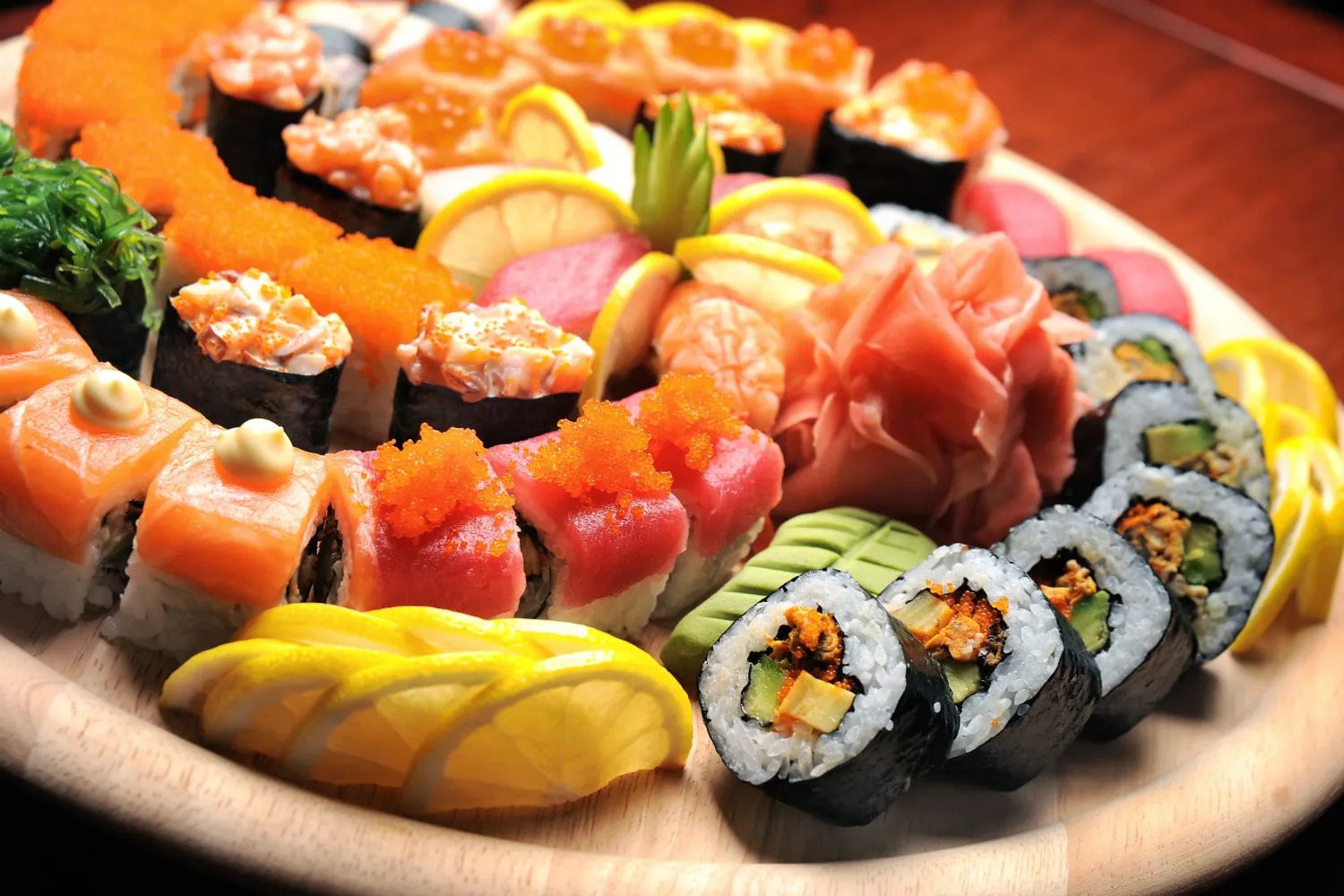 Đĩa sushi tươi ngon, món ăn biểu tượng của ẩm thực Nhật Bản