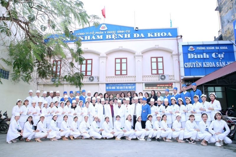 Đội ngũ bác sĩ và nhân viên y tế tại Phòng khám Đa khoa Đình Cự với sự chuyên nghiệp và tận tâm