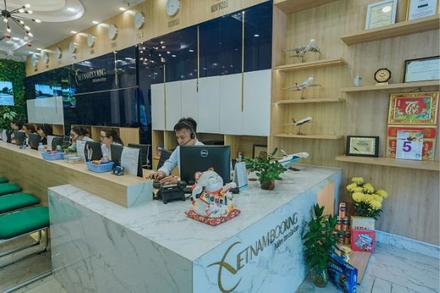 đội ngũ nhân viên Vietnam Booking đang làm việc