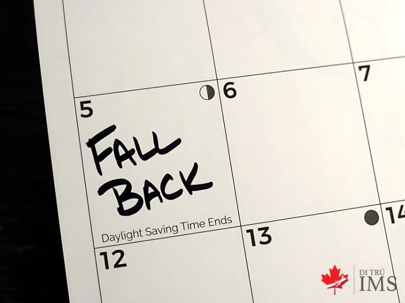Đồng hồ chỉnh lùi khi kết thúc giờ mùa hè (DST) tại Canada, giúp người dân "thêm" một giờ.