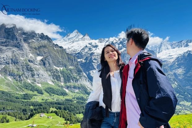 Gia đình ngắm cảnh núi non Thụy Sĩ