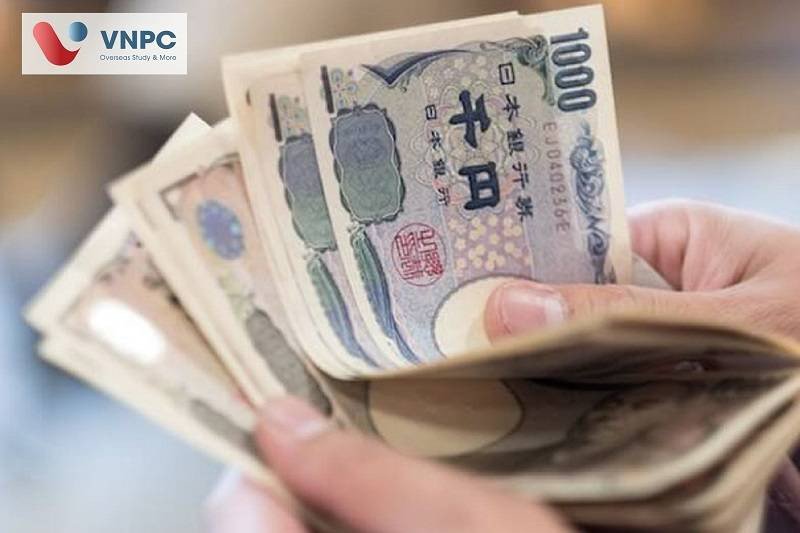 Gia đình Nhật Bản hạnh phúc dạo chơi trong công viên, minh họa chất lượng cuộc sống cao sau khi an cư tại Nhật Bản.