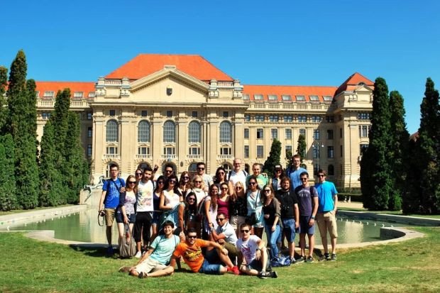 Gia đình tận hưởng cuộc sống tại Hungary