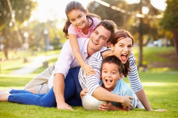 Gia đình vui vẻ tận hưởng cuộc sống mới sau khi định cư nước ngoài