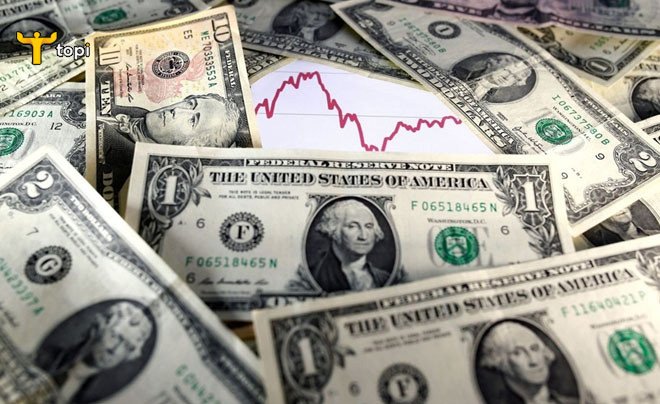 Giao dịch đổi tiền USD sang VND tại quầy ngân hàng Việt Nam