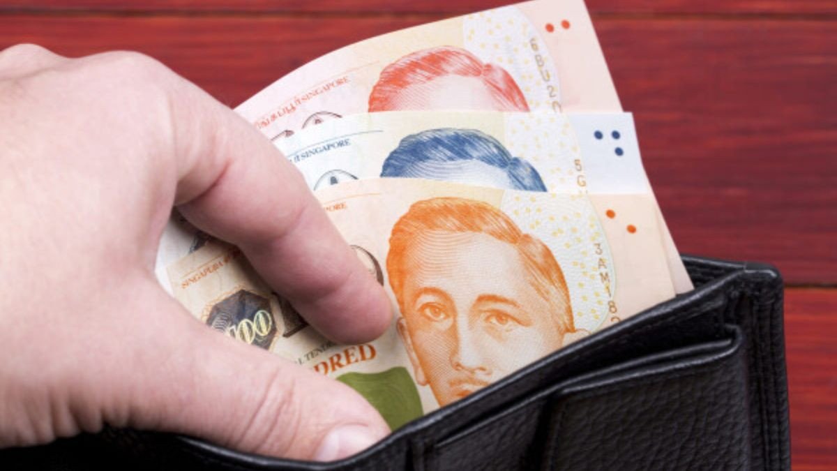 Giao dịch viên đang đổi tiền Singapore tại quầy, hướng dẫn địa điểm đổi tiền uy tín