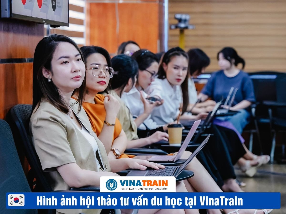 Giáo viên mầm non tương tác với trẻ em trong lớp học đa văn hóa Hàn Quốc