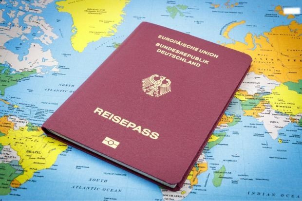 Hộ chiếu Đức trên bàn làm việc, biểu tượng của việc tuân thủ luật định cư Đức.