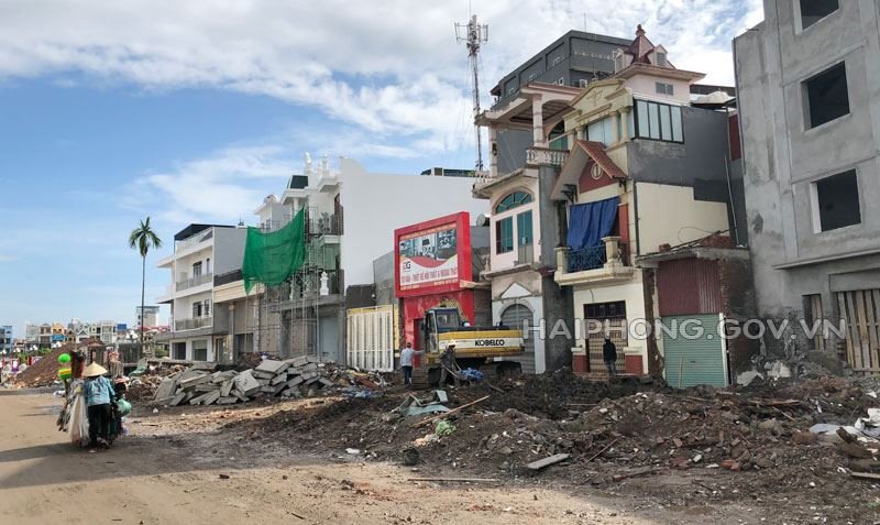 Hoạt động phá dỡ nhà cửa để bàn giao mặt bằng cho dự án đường Hồ Sen – Cầu Rào 2 và các hộ tái định cư A51 Vĩnh Niệm