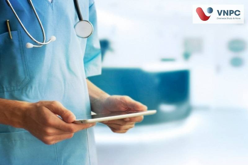 Học sinh sinh viên tại một thư viện hiện đại, thể hiện cơ hội học tập và làm việc sau định cư Anh Quốc
