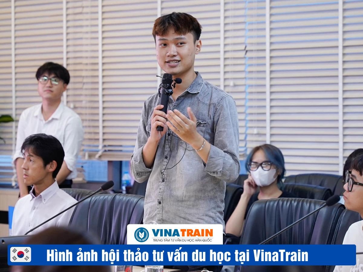 Huấn luyện viên cá nhân hướng dẫn bài tập tại phòng gym ở Hàn Quốc