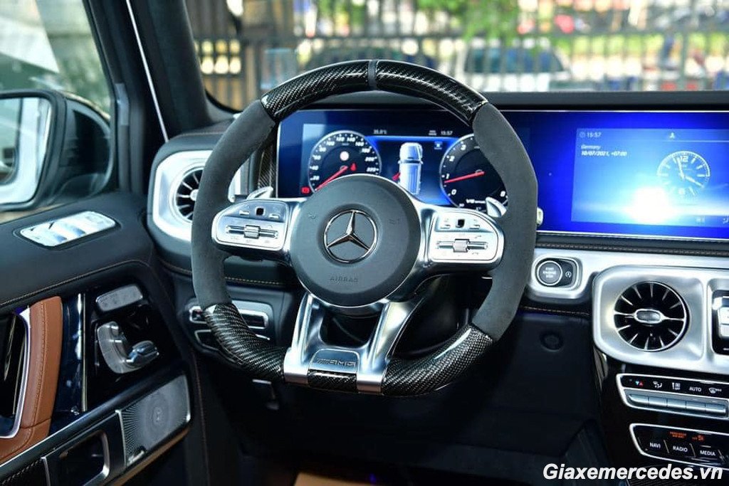 Khoang nội thất Mercedes G63 AMG với vô lăng thể thao