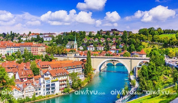 Khung cảnh thủ đô Bern, Thụy Sĩ với kiến trúc cổ kính bên dòng sông Aare, một điểm đến tuyệt vời sau hành trình dài từ Việt Nam đến Thụy Sĩ.