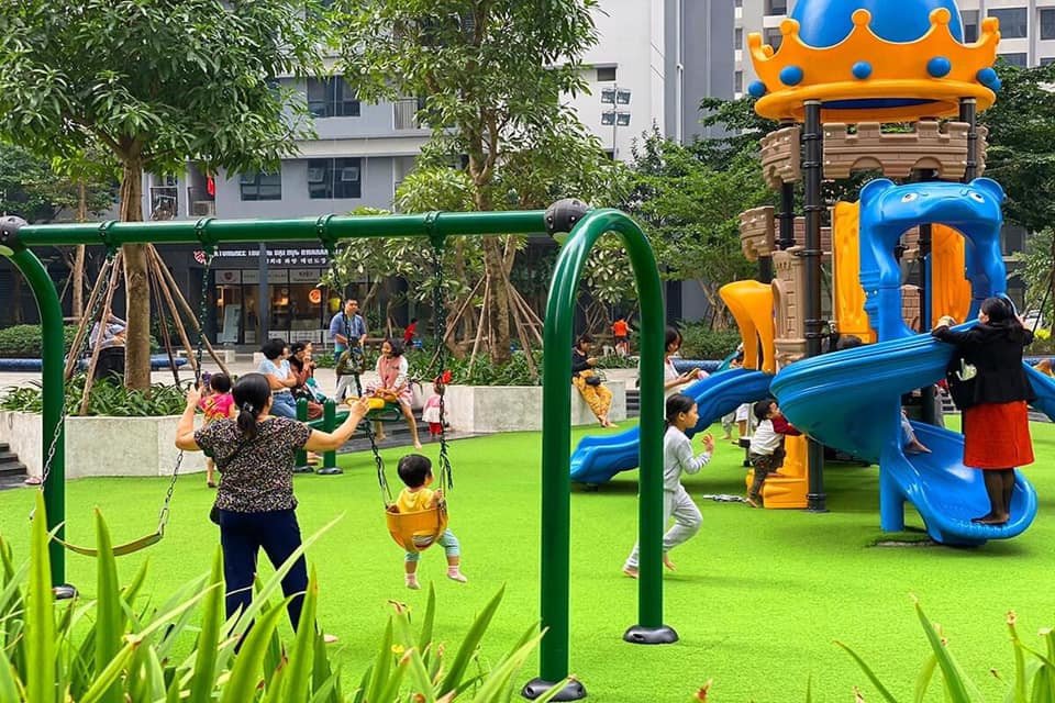 Khuôn viên xanh mát và sân chơi nội khu tại khu đô thị Nam Trung Yên