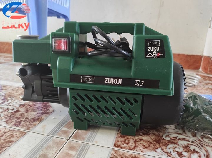 Kiểm tra phụ kiện như dây và súng phun khi mua máy rửa xe gia đình cũ