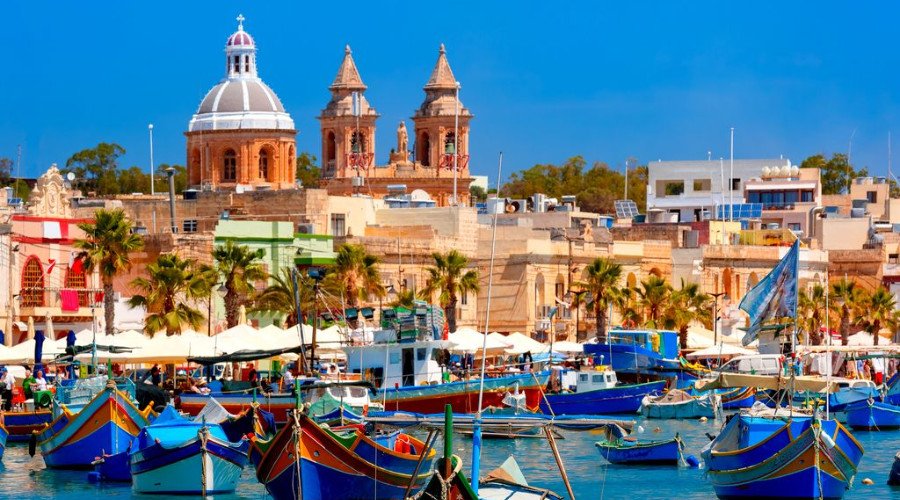 Làng chài Marsaxlokk với những chiếc thuyền Luzzus đầy màu sắc đậu trên bến