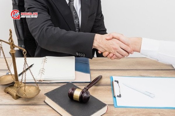 Luật sư xem xét tài liệu pháp lý, minh họa cho ngành luật được ưu tiên định cư Úc