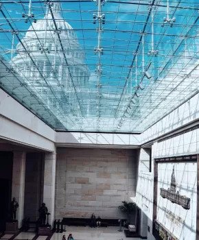 Mái vòm Điện Capitol Hoa Kỳ nhìn từ Trung tâm Du khách Capitol