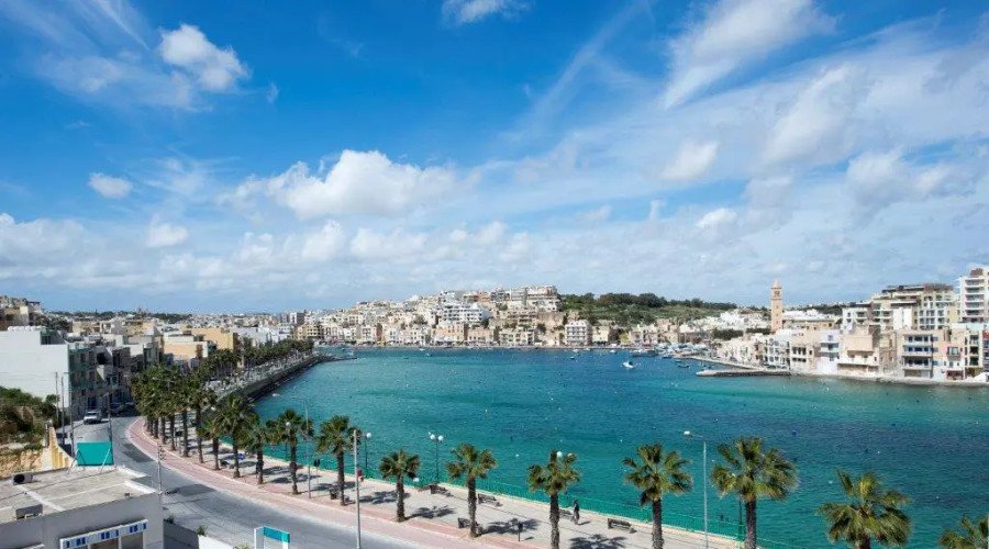 Marsascala với con đường dạo ven biển và những chiếc thuyền neo đậu