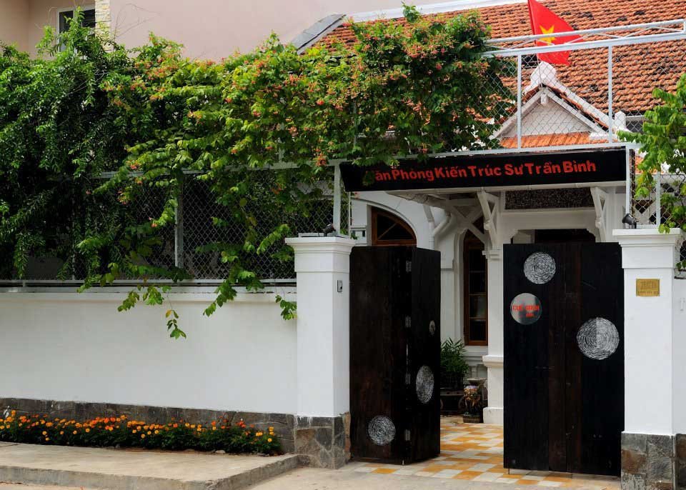 Mặt tiền bình dị với mái ngói đỏ và hoa giấy tại Cục Gạch Quán, nhà hàng phong cách Việt Nam