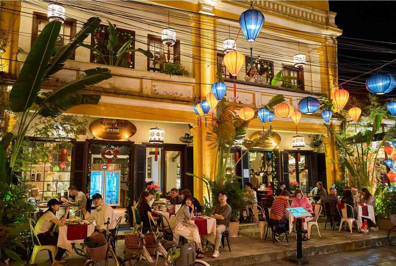 Mặt tiền yên tĩnh của Cargo Club Café and Restaurant, một nhà hàng phong cách Việt Nam