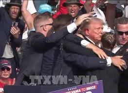 Mật vụ bảo vệ cựu Tổng thống Hoa Kỳ Donald Trump sau vụ ám sát hụt tại Pennsylvania.