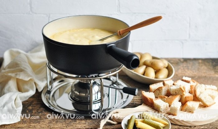 Món Cheese Fondue, đặc sản ẩm thực Thụy Sĩ hấp dẫn mọi du khách khi ghé thăm đất nước này.