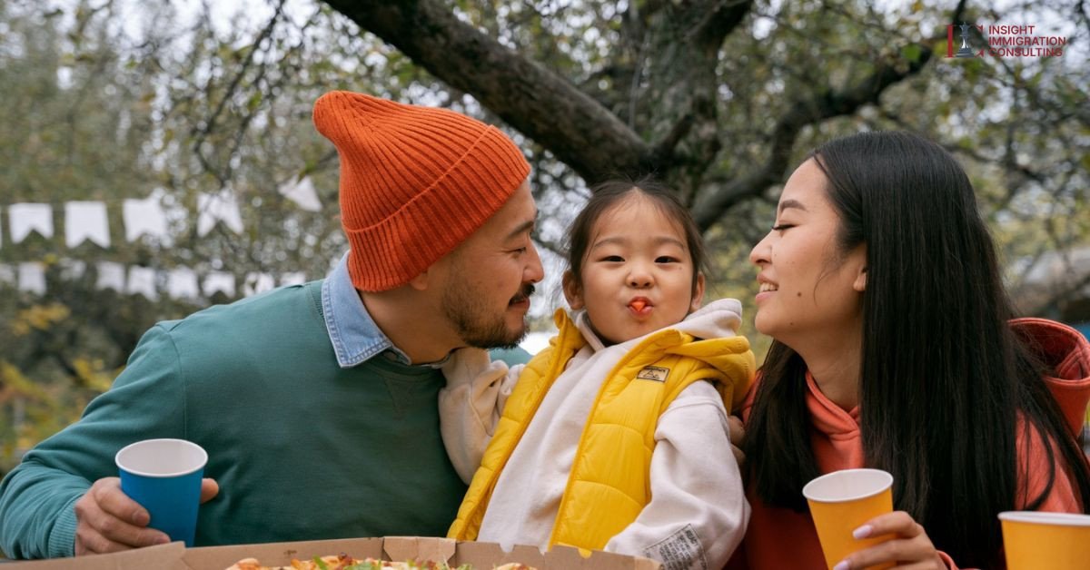 Một gia đình Việt Nam đang tận hưởng cuộc sống tại một công viên ở Canada, biểu tượng cho sự hòa nhập và cộng đồng vững mạnh.