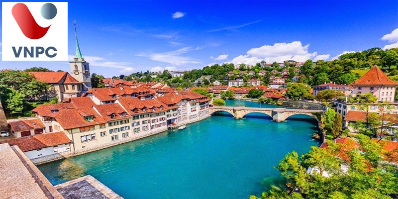 Người đàn ông doanh nhân tự tin tại văn phòng Thụy Sĩ