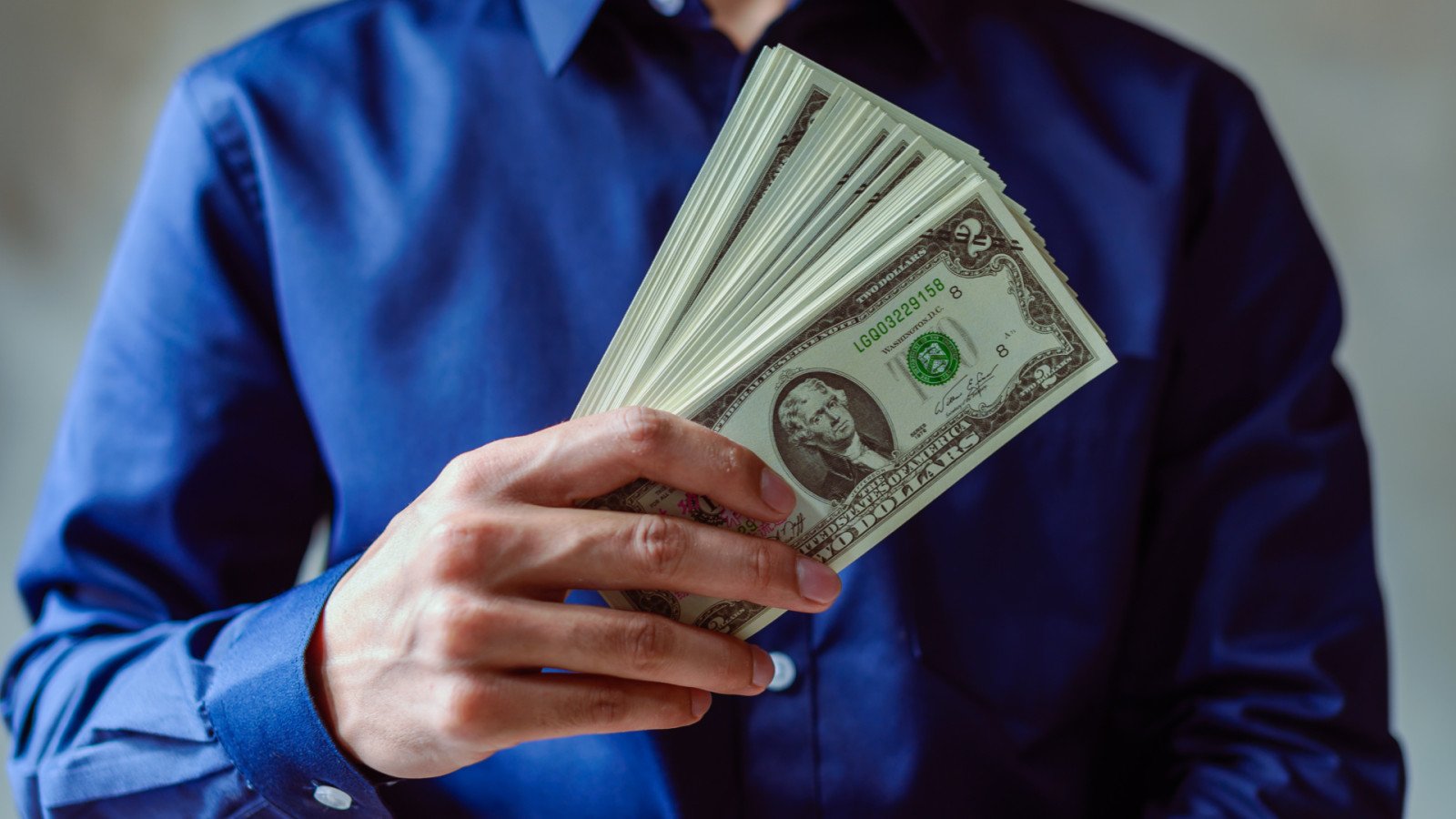 Người đàn ông xem xét giấy tờ tài chính