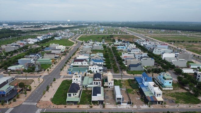 Người dân tìm hiểu quy định về luật tái định cư và bồi thường đất đai theo Luật Đất đai 2024