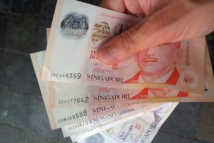 Người dùng so sánh các mức phí chuyển đổi khi đổi tiền Singapore sang Việt Nam