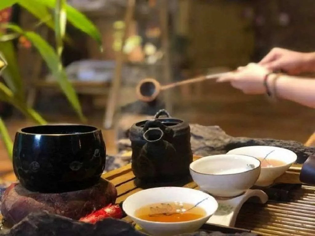 Người nghệ nhân đang pha trà trong nghi thức trà đạo Nhật Bản