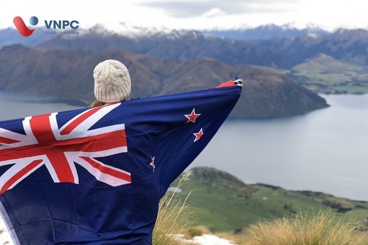 Người phụ nữ vui vẻ đi bộ trên con đường xanh mát ở New Zealand
