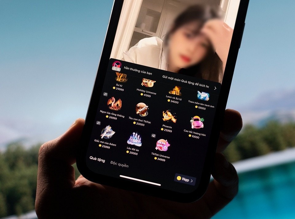 Người tạo nội dung livestream trên TikTok, nhận quà tặng và donate từ khán giả, một hình thức quy đổi ra tiền Việt.